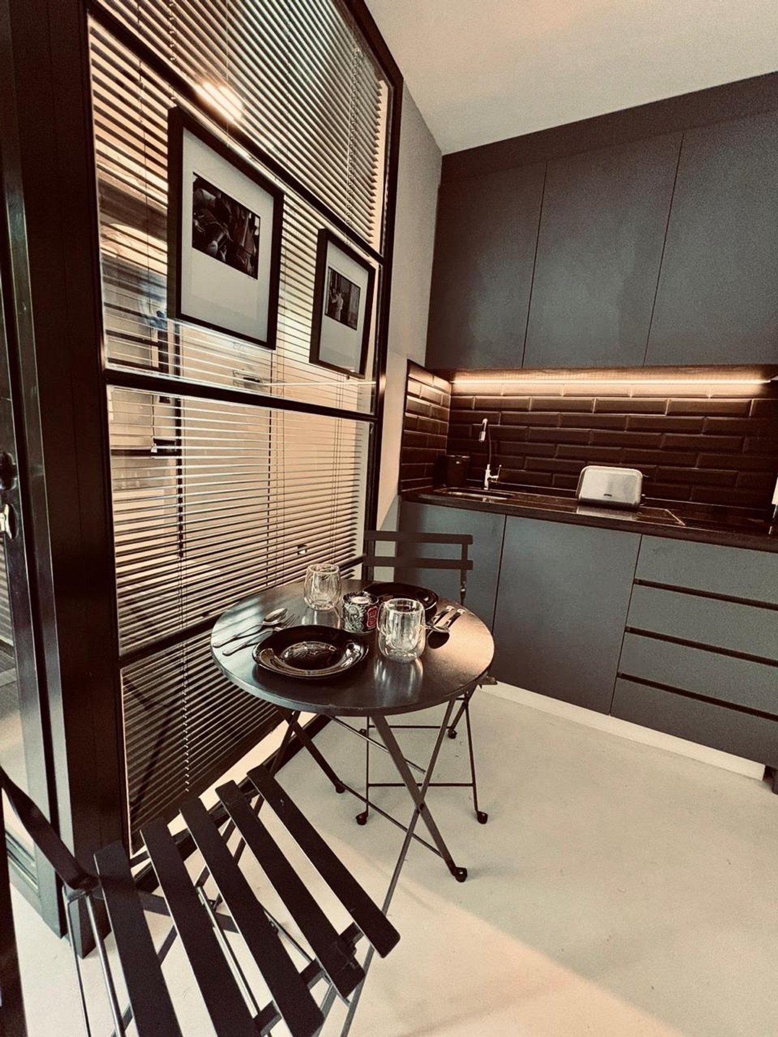 Comedor y cocina modernos con mesa y sillas plegables — proyecto Chenaut, por Estudio NET Arquitectura , en Av. Gral. Indalecio Chenaut